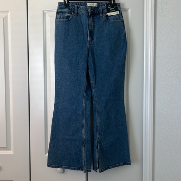 NWT Abercrombie & Fitch Vintage Flare Jean
Sz 8/29 - Picture 2 of 6